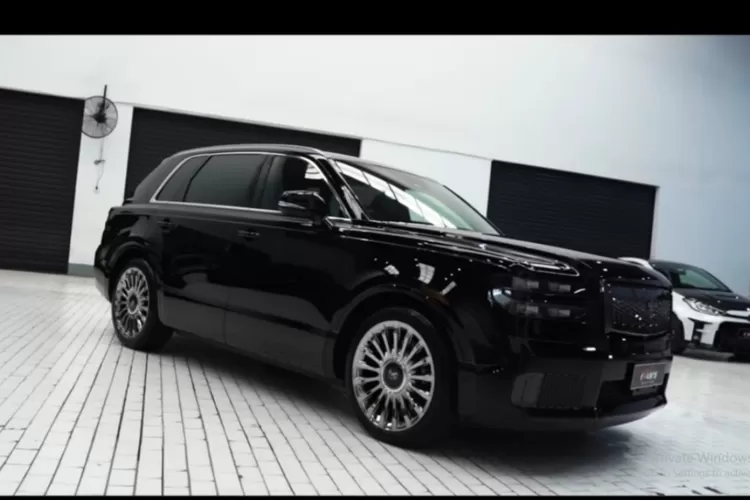 Toyota Century SUV, sebuah mahakarya baru dari Toyota, telah resmi hadir di Indonesia dan menjadi sorotan karena keistimewaannya yang luar biasa. (Tangkapan Layar YouTube Fitra Eri)