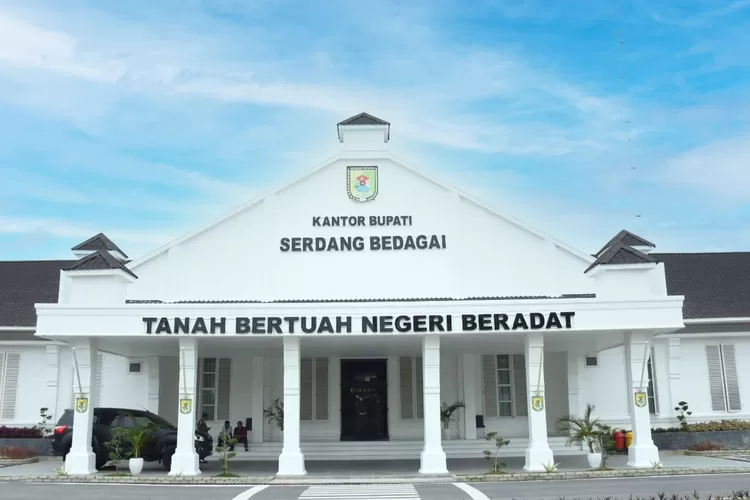 Kantor Bupati Sergai yang baru tak berwarna kuning-hijau melambangkan khas Melayu, kantor ini justru disebut mirip kantor di zaman penjajahan Belanda