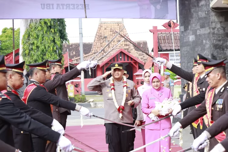 Tradisi Pedang Pora Sambut Kapolres Rembang yang Baru
