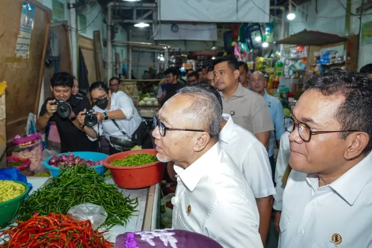 Menko Bidang Pangan Zulkifli Hasan dan Mendag Budi Santoso didampingi Walikota Bobby Nasution tinjau harga kebutuhan bahan pokok di Pasar Sikambing Medan, Selasa (21/1/2025).
