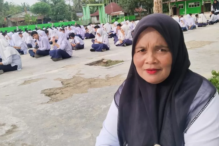Roji Harahap guru honorer MTsN 2 Palas lulus pegawai PPPK Kemenag Tahun 2024.