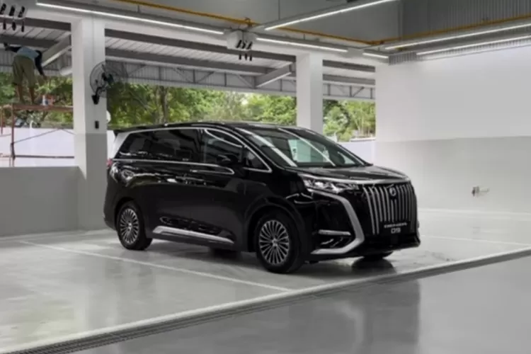DENZA D9 adalah MPV mewah yang diproduksi oleh Denza, sebuah merek hasil kolaborasi antara BYD dan Mercedes-Benz. (Tangkapan Layar YouTube Motomobi)
