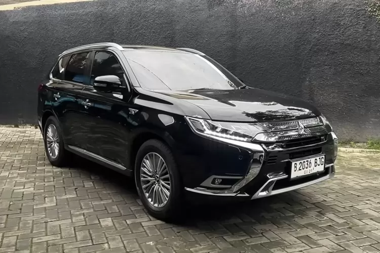 Mitsubishi Outlander PHEV (Plug-in Hybrid Electric Vehicle) sekarang hadir dengan harga yang menarik. (Tangkapan Layar YouTube Ridwan Hanif)