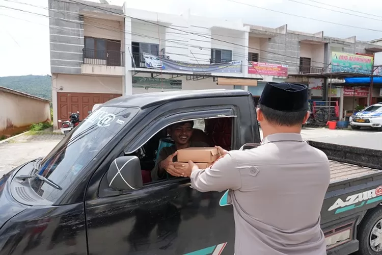 Kapolres Tapsel AKBP. Yasir Ahmadi, bersama jajaran melaksanakan program Jumat Berkah Polres Tapse nasi kotak, di Masjid Al-Ikhlas Simaninggir  (Realitasonline.id/Riswandy)