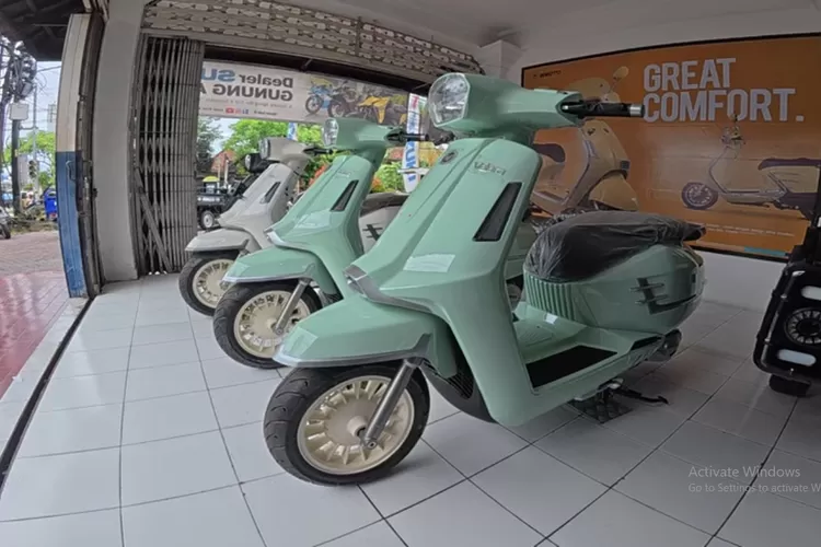 WMoto Velora 150 memang bisa jadi pilihan menarik buat yang suka motor dengan gaya klasik ala Vespa, tapi dengan harga yang lebih ramah di kantong. (Tangkapan Layar YouTube EKOTOMOTIF)