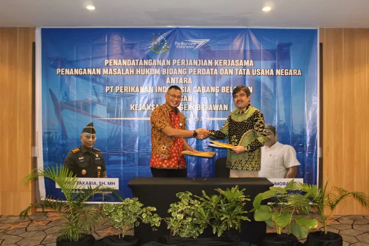 Penandatangan MoU Kajari Belawan dengan PT Perikanan Cabang Belawan yang berlangsung di Cemara Room, Airo Hotel Medan. (Realitasonline.id/Ist)