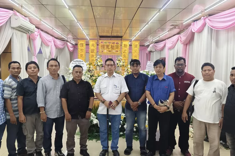 Kehadiran para jurnalis yang sehari-hari bertugas meliput kegiatan di DPRD Kota Medan ini disambut Wong Chun Sen bersama keluarga besarnya.