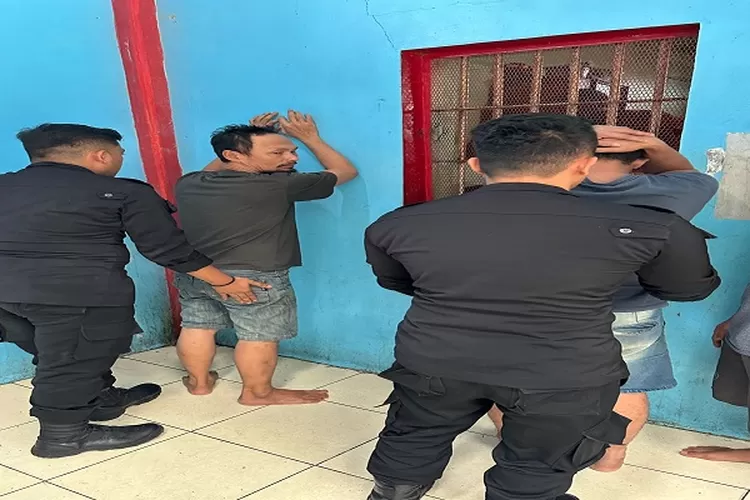 Petugas sedang memeriksa saat melaksanakan razia terhadap WBP  (Realitasonline.idjh/SS)