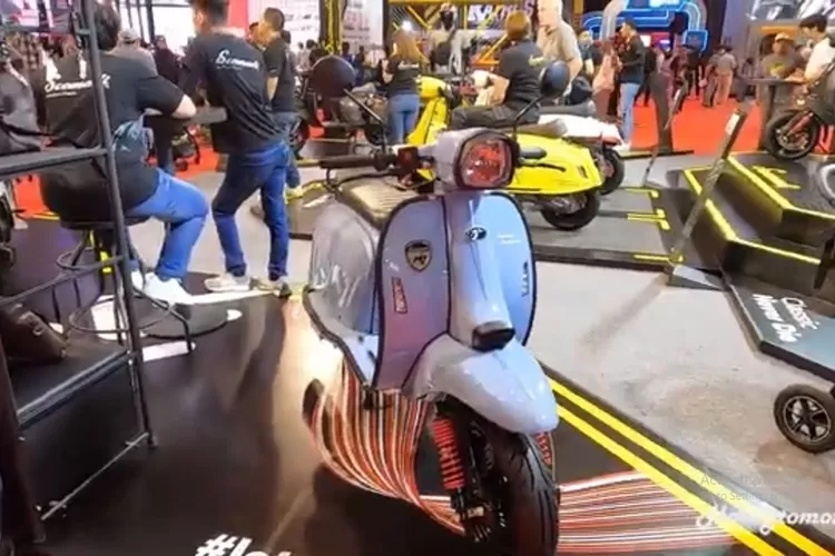 Scomadi Turismo Technica 200i adalah skuter modern klasik yang dirancang dengan estetika retro khas skuter Italia (Tangkapan Layar YouTube Hobbytomotive)