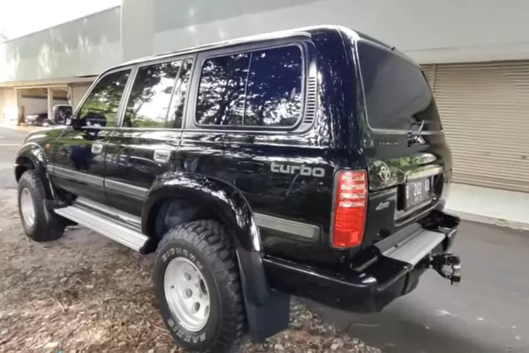Toyota Land Cruiser VX80 1997 manual masih menjadi incaran para pecinta SUV klasik yang tangguh dan mewah. (Tangkapan Layar YouTube  David Kamil Performa Auto)
