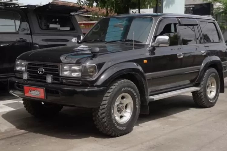 Toyota Land Cruiser VX80, SUV legendaris dari seri Land Cruiser 80 (LC80). (Tangkapan Layar YouTube Lamban Garage)