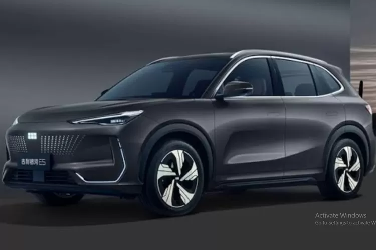 Geely EX5 adalah SUV listrik yang dirancang untuk bersaing dengan model-model seperti Chery Omoda E5 dan BYD Atto 3.