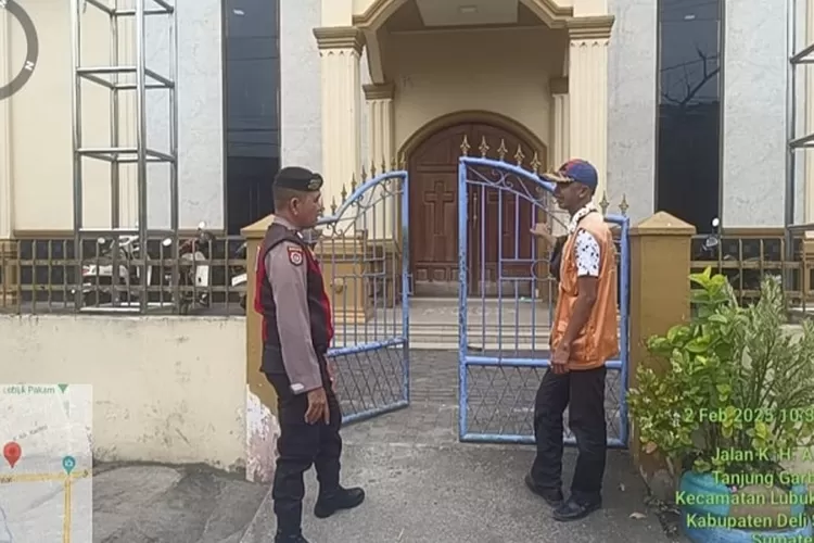 Personil Polresta Deli Serdang berdialog dengan pihak gereja berkaitan dengan Kamtibmas (Realitasonline.id/zul)