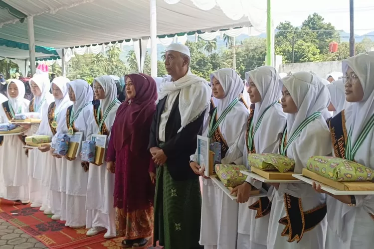 KH Mustafa Bakri Nasution dan Istri Pimpinan Ponpes Musthafawiyah dengan 25 Orang Santri dan santriwati yang lulus kelas VII TA 2024-2025.