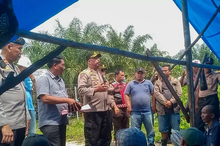 Polres Padanglawas, Kompol Yusuf dan jajaran memberikan arahan kepada Kelompok masyarakat Pulo Sarudung yang menuntut hak di PT Alam Agro Abadi, Selasa (4/2/2025)  (Realitasonline.id/SS)