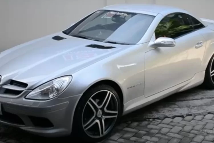 Mercedes-Benz SLK200 R171 2004 adalah salah satu roadster ikonik dari Mercedes-Benz dengan desain yang elegan dan performa yang sporty. (Tangkapan Layar YouTube Bintang Motor Garage Malang)