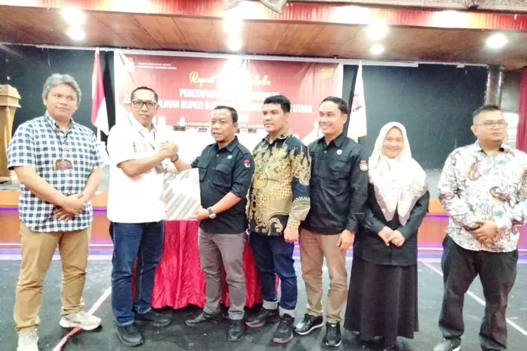 Ketua KPU Suwardi Pasaribu didampingi komisioner Chanra Panggabean Evi Marpaung Ady Putra dan Simtoy Manullang saat menyerahkan berita acara penetapan kepada Bupati terpilih Dr. Jonius Taripar Hutabarat dan Wabup Dr. Deni Lumbantoruan (Realitasonline.id/ AS)
