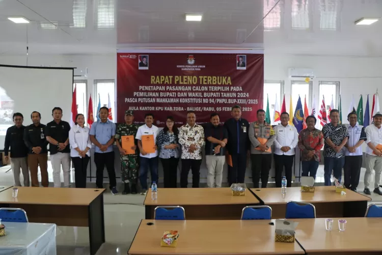 Ketua dan anggota KPU Toba, sekretaris Nasdem Toba Robinson Sibarani, ketua Fraksi Nasdem Toba Candro Manurung serta ketua tim pemenangan Efendy - Murphi