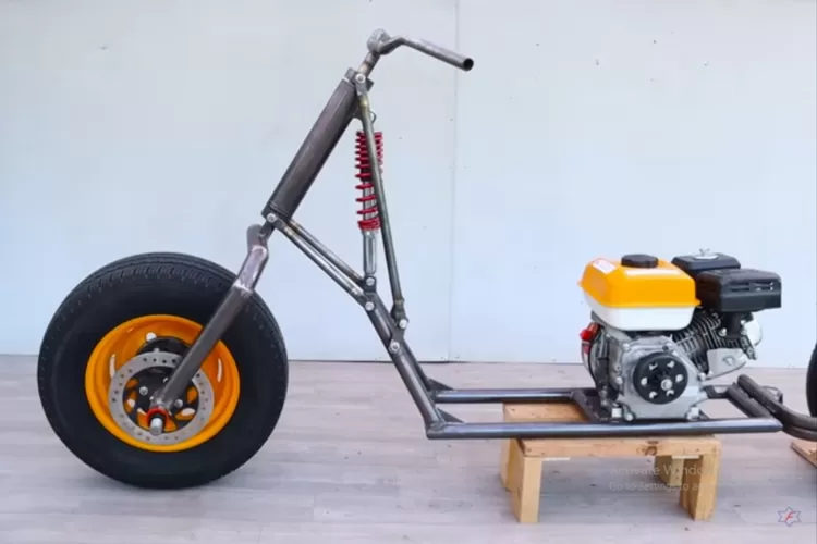 Sepeda motor custom 250cc yang dibuat sendiri dengan menggunakan roda mobil dan lengan ayun satu sisi adalah proyek yang unik dan menarik. (Tangkapan Layar YouTube Fawa Bros)
