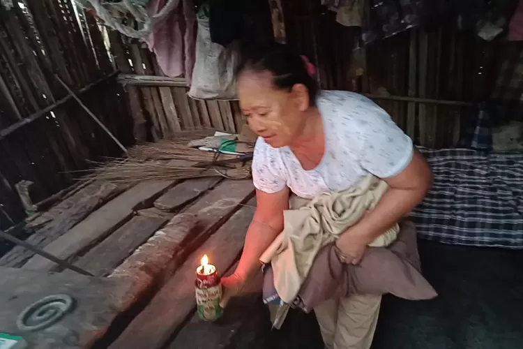 Kehidupan menyedihkan ini dijalani oleh Nurmawati janda tua yang tinggal di Dusun I Desa Mangga Dua, Kecamatan Tanjung Beringin, Kabupaten Sergai.