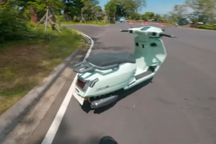 WMoto Velora hadir dengan suspensi depan teleskopik dan suspensi belakang twin shock  (Tangkapan Layar YouTube Afif Thoha)