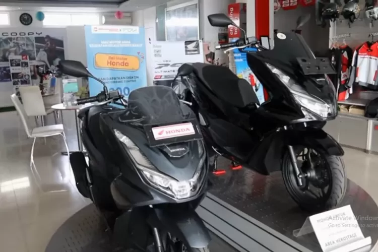 Honda PCX160 2021 hadir dalam dua varian utama, yaitu PCX160 ABS dan PCX160 CBS. (Tangkapan Layar YouTube Zoals Prasetyo)