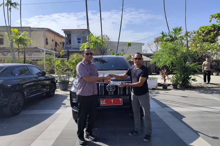 Mantan Bupati Aceh Selatan Tgk Amran (kanan) mengembalikan mobil dinas, langsung kepada Pj Bupati Aceh Selatan, Cut Syazalisma (kiri).(realitasonline.id/zul)