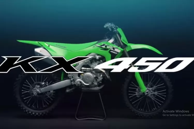 Kawasaki telah resmi mengumumkan model terbaru mereka untuk tahun 2025, yaitu KX450. (Tangkapan Layar YouTube MitaMoto)