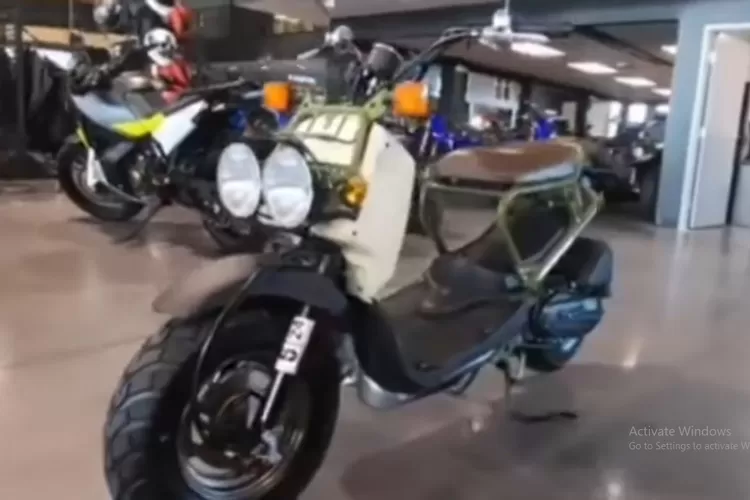 Honda telah resmi meluncurkan skuter terbaru mereka, Honda Ruckus 2025, yang menawarkan desain unik dan spesifikasi menarik. (Tangkapan Layar YouTube  MitaMoto)