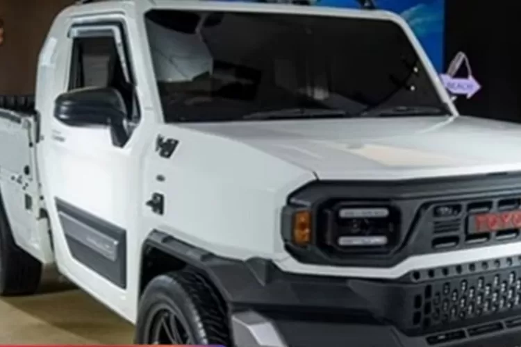 Toyota Kijang pertama kali diperkenalkan di Indonesia pada tahun 1977 sebagai kendaraan niaga ringan. (Tangkapan Layar YouTube Radar Kaur TV)