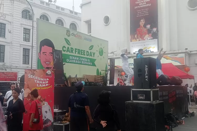 Ratusan Warga Kota Medan memadati car free day di lapangan merdeka Medan setiap Minggu untuk berolahraga dan bersantai menikmati berbagai stand kuliner. (Realitasonline.id/AH)