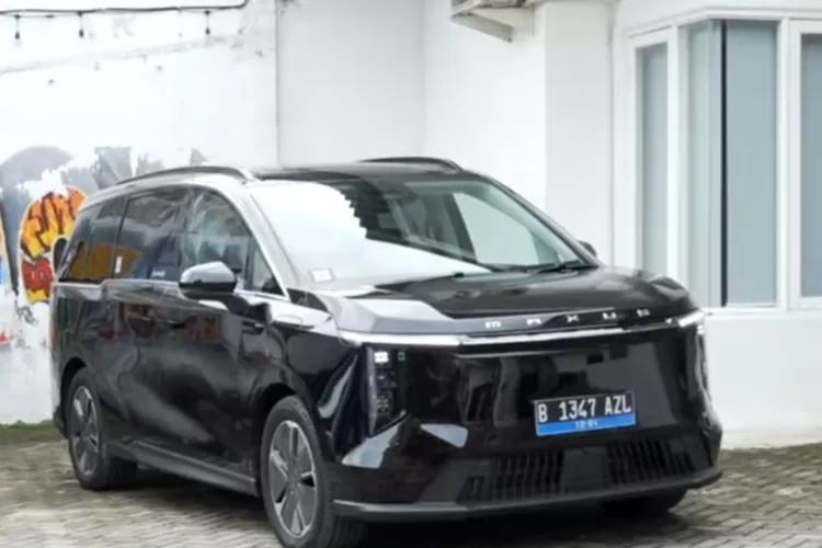 penting mengenai Maxus Mifa 7, sebuah MPV listrik mewah dengan harga di bawah Rp 800 juta (Tangkapan Layar YouTube Motomobi)