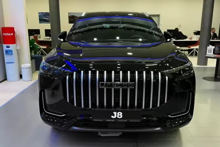 Jaecoo J8 hadir dengan desain yang modern dan futuristik, menampilkan garis-garis tegas dan tampilan yang elegan (Tangkapan Layar YouTube  O Blitz)