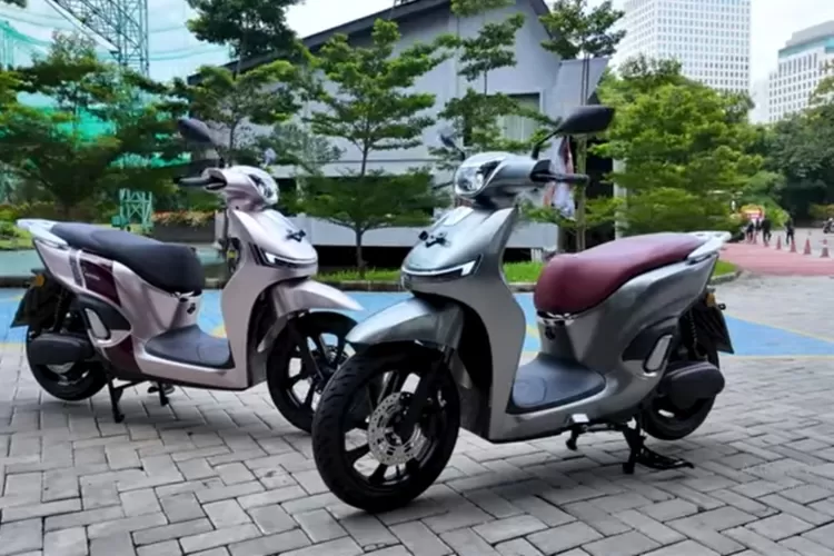 Indomobil Group telah meluncurkan motor listrik terbaru mereka, Adora EV, yang menawarkan berbagai fitur canggih dan desain modern. (Tangkapan Layar YouTube  OTOMOTIF TV)