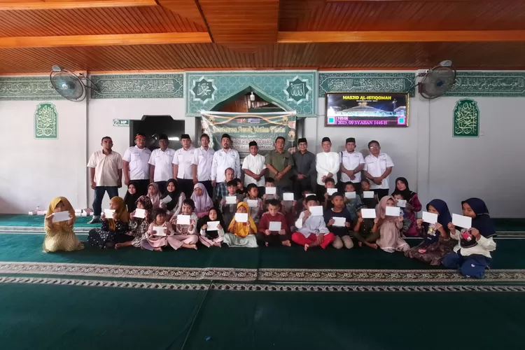 Pengurus SMSI Padangsidimpuan bersama anak yatim usai menyerahkan bantuan