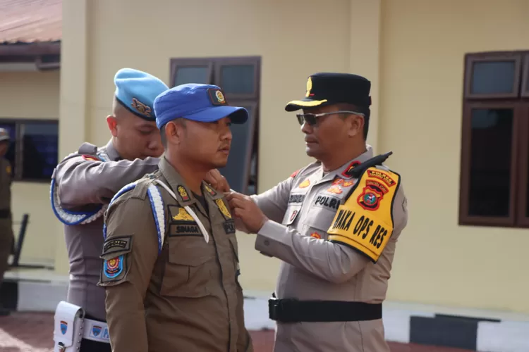 Wakapolres sematkan pita kepada petugas operasi Keselamatan Toba 2025 di wilayah hukum Polres Taput