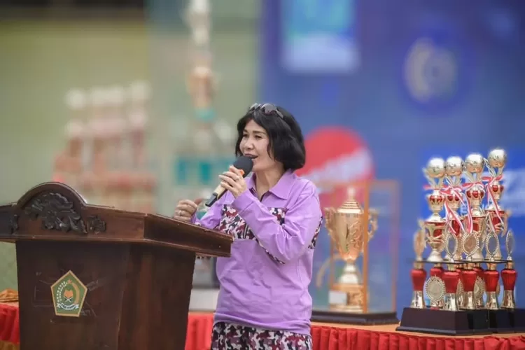 Ketua AFKOT Padangsidimpuan Marini Yuliana Hutabarat, memberi sambutan pada pembukaan Tournament Futsal MAN 2 Cup VII Tahun 2025 di Lapangan Futsal MAN 2 Kota Padangsidimpuan, Sabtu (8/2/2025). (Realitasonline.id/ RI)