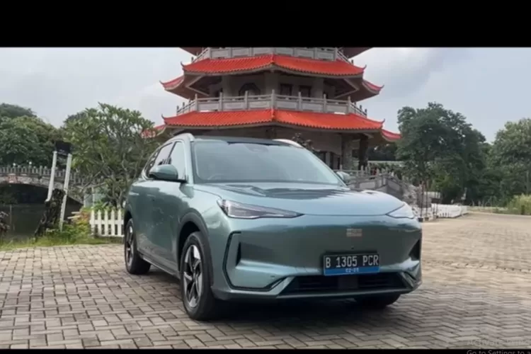 Geely EX5 adalah SUV listrik terbaru dari produsen otomotif Tiongkok, Geely, yang resmi memasuki pasar Indonesia pada 22 Januari 2025. (Tangkapan Layar YouTube VanDjen Media)