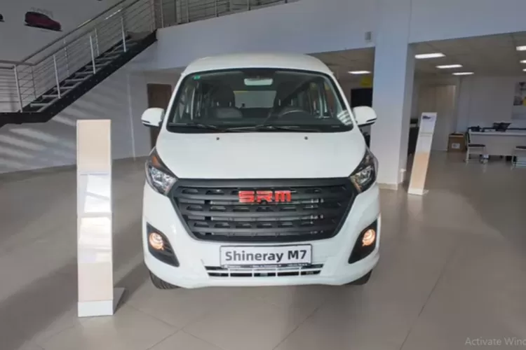 Shineray M7 memiliki desain modern dengan garis-garis tegas yang memberikan tampilan elegan dan dinamis. (Tangkapan Layar YouTube Car Explorer)