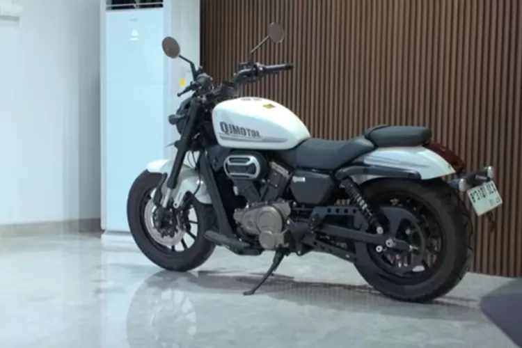 QJ Motor akhirnya membawa SRV 250 ke Indonesia, menjadi motor matic cruiser 250cc pertama yang hadir di pasar Tanah Air! (Tangkapan Layar YouTube Atenx Katros)