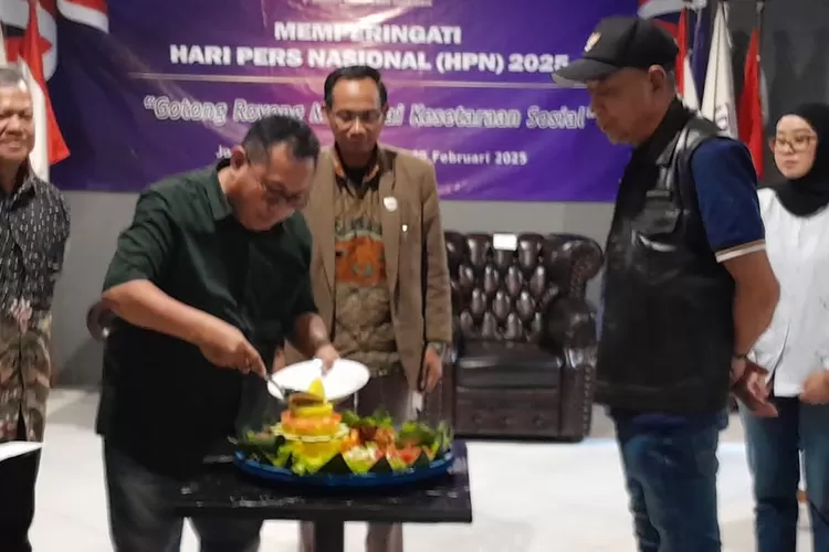 Firdaus menerangkan, sebagai contoh, SMSI pada tahun 2021 telah membangun jalan sepanjang 750 meter yang telah diserahkan ke pemerintah Kota Serang atas kerjasama dengan Kemensos.