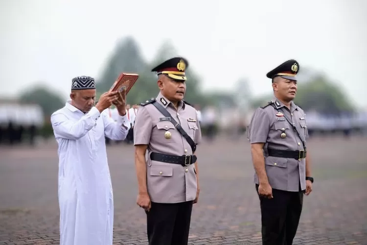 Kapolres Tapsel AKBP Yasir Ahmadi, memimpin Sertijab Kabag Ops dan Kabag SDM Polres Tapsel pada acara Sertijab di halaman Mapolres Tapsel Jalan Lintas Lafran Pane, Desa Kilang Papan, Kecamatan Sipirok, Senin (10/2/2025). (Realitasonline.id/ RI)