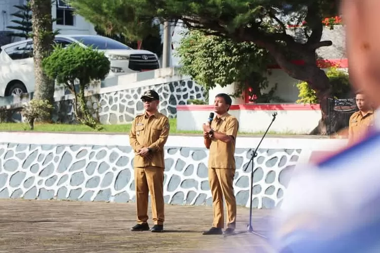 Bupati dan Wabup Toba Apel terakhir dengan ASN Pemkab Toba di halaman kantor Bupati Toba