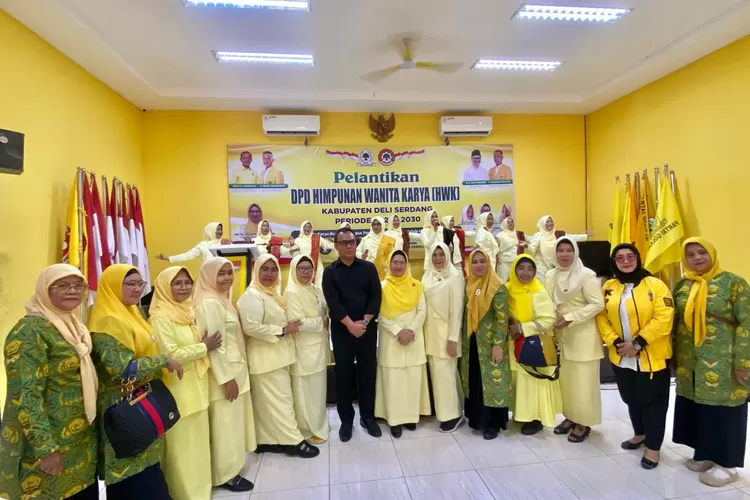 Ketua HWK terpilih, Sulastri bersama Ketua DPRD Partai Golkar Deli Serdang Hamdani Syahputra dan jajaran.