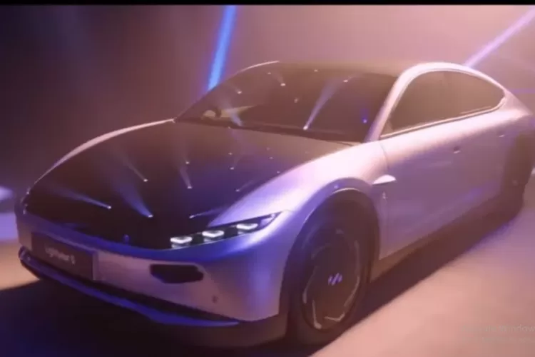 Perusahaan otomotif Aptera Motors telah meluncurkan kendaraan listrik bertenaga surya pertama di dunia. (Tangkapan Layar YouTube O Blitz)