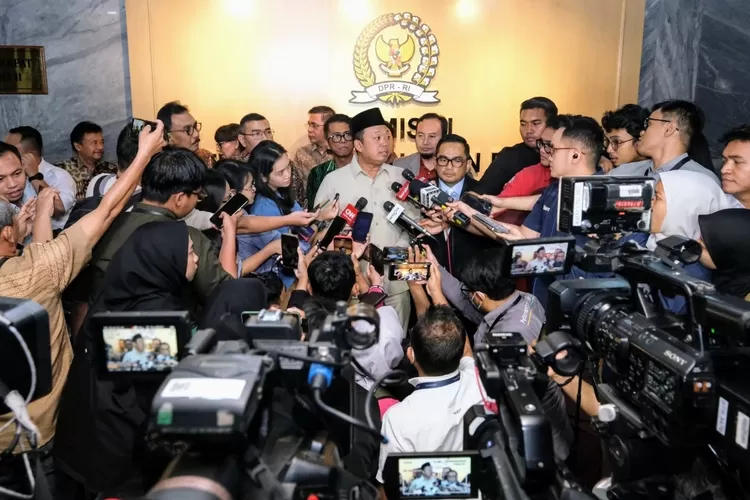 Menteri ATR/BPN, Nusron Wahid, memberi keterangan pers kepada wartawan usai Rapat Kerja bersama Komisi II DPR RI di Gedung Nusantara II, Jakarta, Kamis (30/1/2025) lalu.(Realitasonline / Ist)