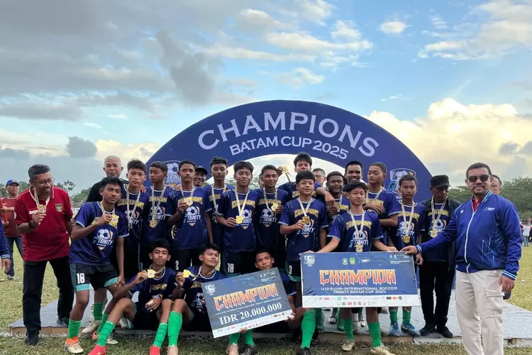 Arya Ramadhan siswa MTsN 1 Labura Harumkan Indonesia bawa timnya juara 1 turnemen  sepakbola Internasional Batam Cup 2025.