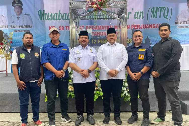 Camat Medan Perjuangan Hidayat saat foto bersama usai acara MTQ Ke 58 Tingkat Kecamatan Perjuangan di Halaman Kantor Camat, Jalan Pendidikan, Rabu pagi, (12/02/2025).