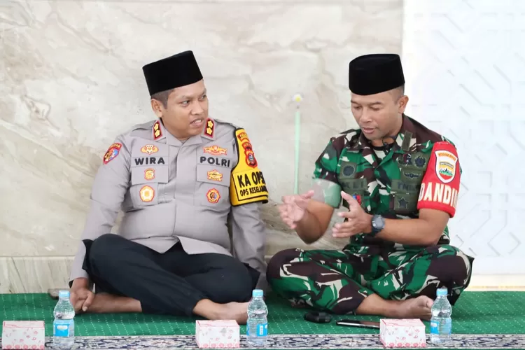 Kapolres Padangsidimpuan AKBP Wira Prayatna, bersama Dandim 0212/Tapsel Letkol Arm. Delli Yudha Adi Nurcahyo, saat menghadiri peringatan Isra Mi&rsquo;raj Nabi Muhammad SAW 1446 H serta menyambut datangnya bulan suci Ramadhan, di Masjid Raya Al-Abror, Jalan Masjid Raya Baru, Kota Padangsidimpuan