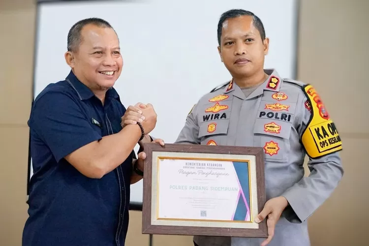 Kapolres Padangsidimpuan, AKBP Wira Prayatna menerima penghargaan dari Kementerian Keuangan Direktorat Jenderal Perbendaharaan di Aula UIN Syahada Padangsidimpuan, Rabu (12/2/2025). (Realitasonline.id - RI)